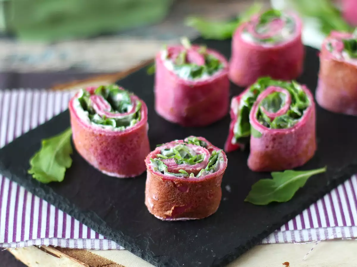 Gulungan crepes bit dengan ricotta dan roket - foto 4