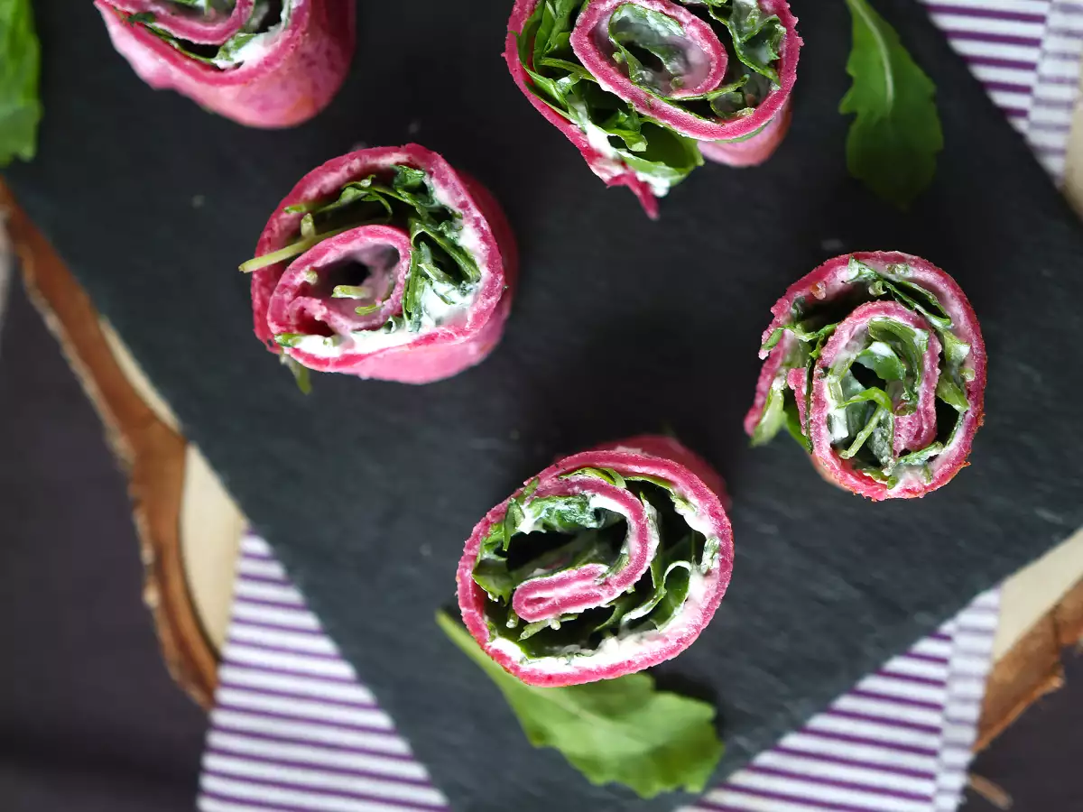 Gulungan crepes bit dengan ricotta dan roket - foto 5