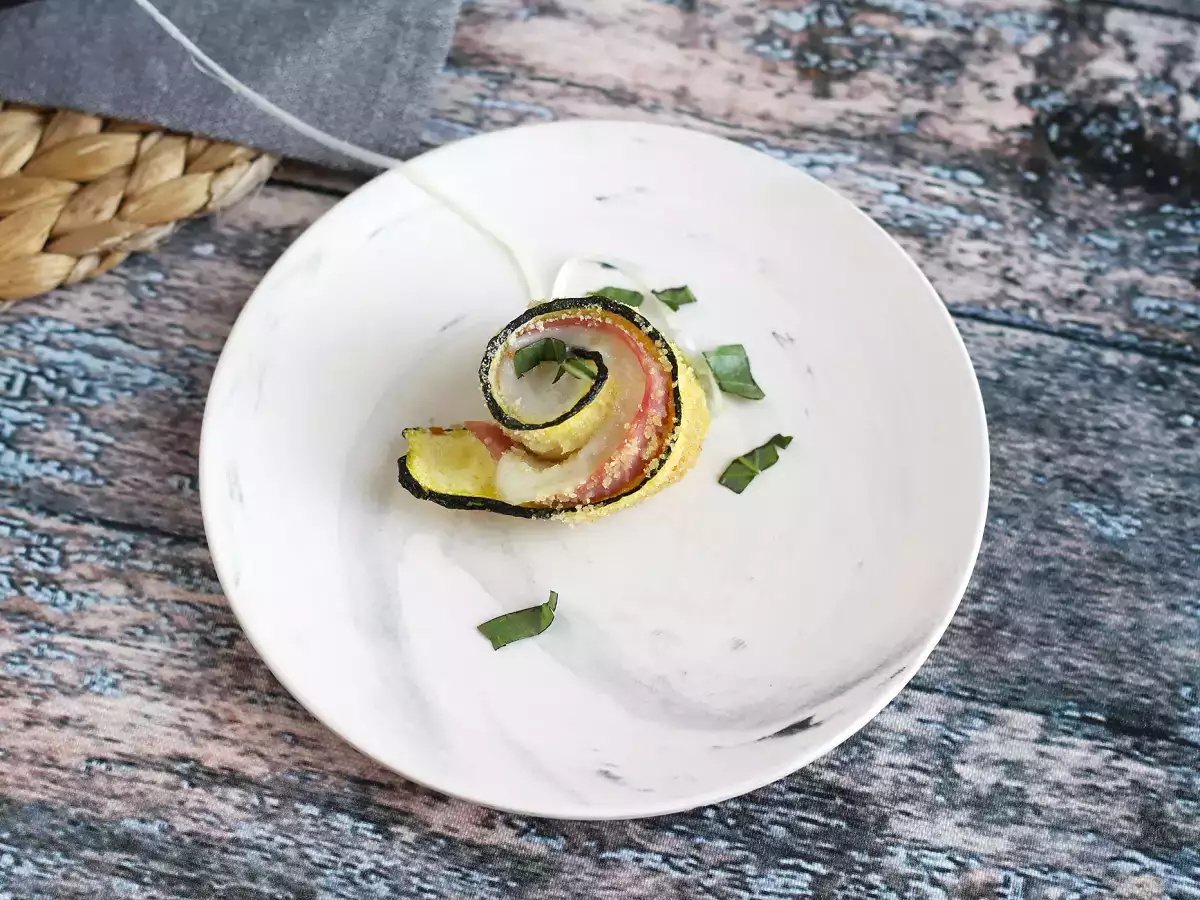 Gulungan cukini panggang dengan ham dan keju scamorza - foto 5