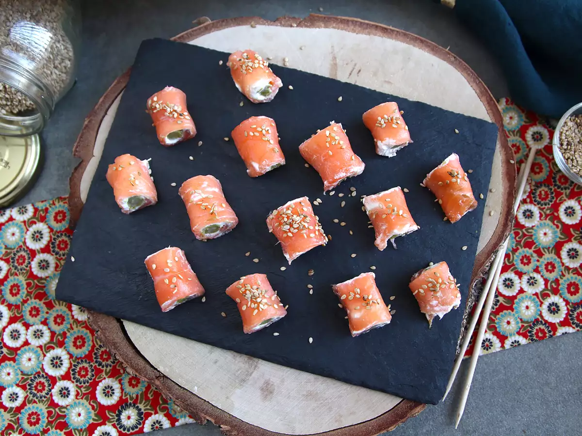 Gulungan salmon dengan keju kambing dan asparagus - foto 3