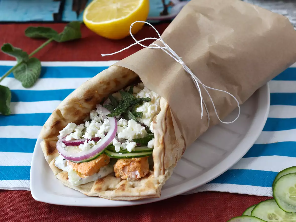 Gyros dengan salmon, sandwich ikan Yunani yang sempurna untuk musim panas! - foto 5