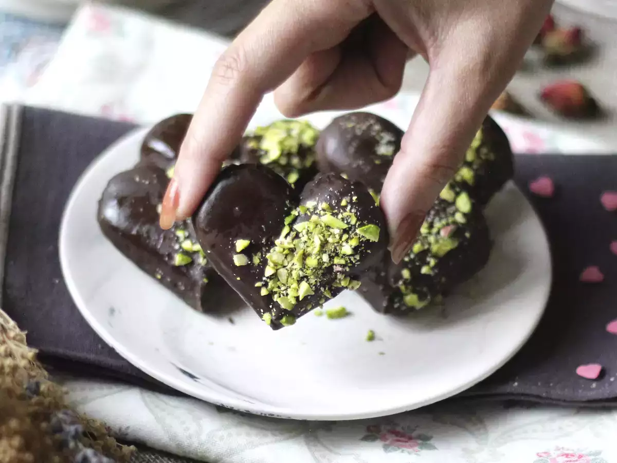 Hati soletilla dengan lapisan cokelat dan pistachio - foto 3