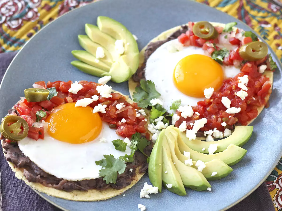 Huevos rancheros: resep Meksiko yang ikonik dan lezat - foto 2