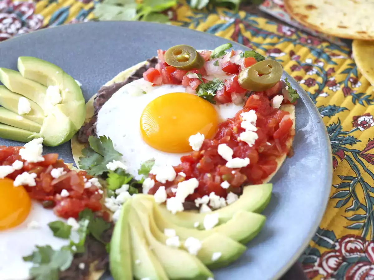 Huevos rancheros: resep Meksiko yang ikonik dan lezat - foto 3