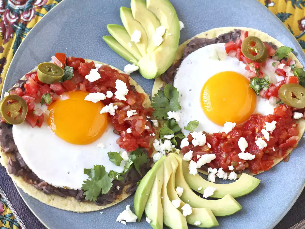 Huevos rancheros: resep Meksiko yang ikonik dan lezat - foto 4