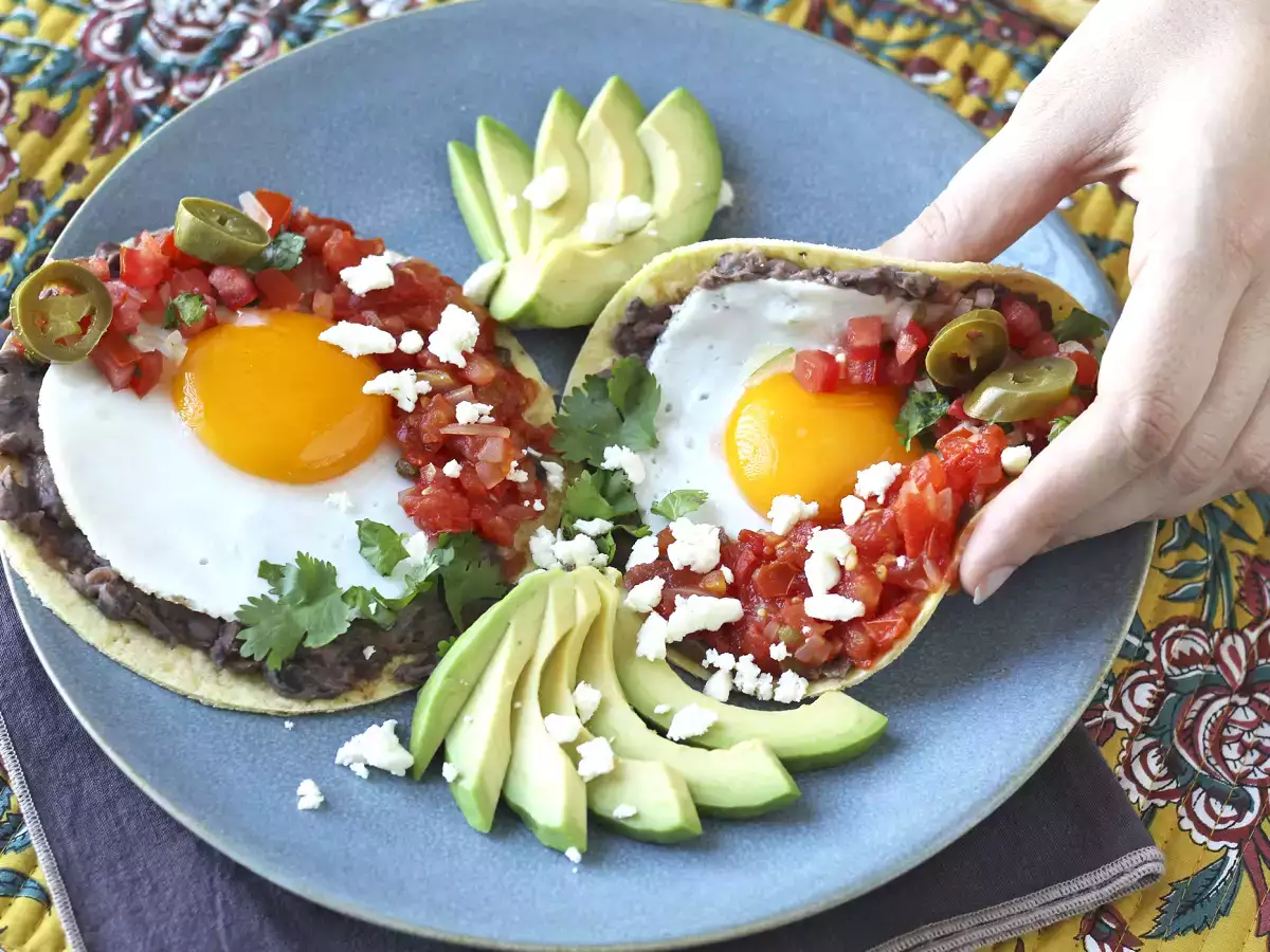 Huevos rancheros: resep Meksiko yang ikonik dan lezat - foto 5