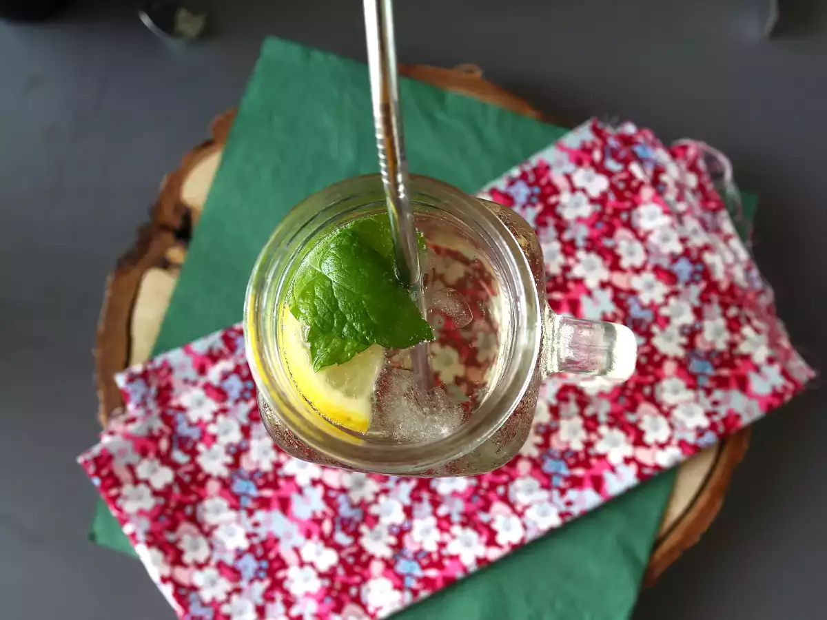 Hugo Spritz dengan sirup bunga elder, koktail yang segar dan manis - foto 2