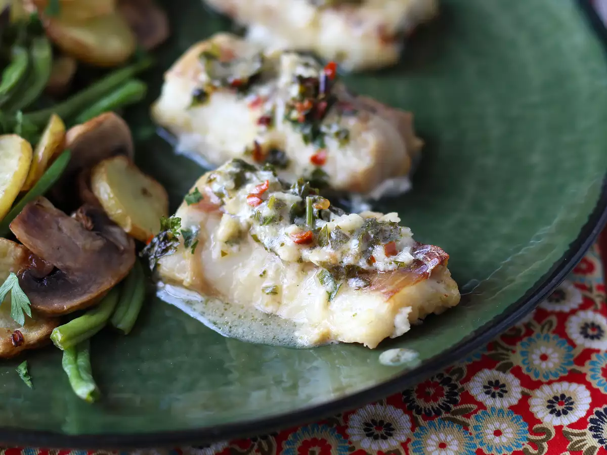 Ikan kolin yang dimasak dengan Air Fryer, disajikan dengan saus anggur putih, kentang, dan sayuran - foto 3