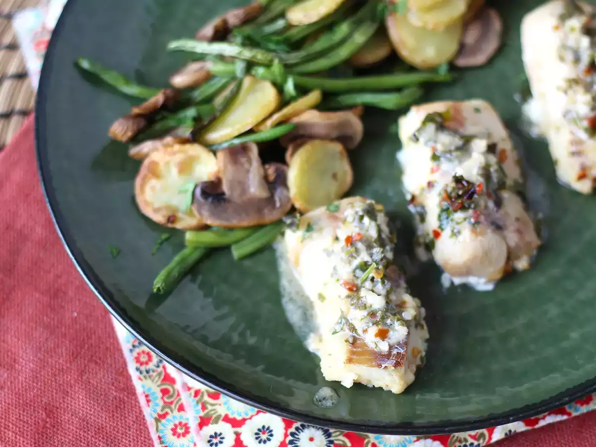 Ikan kolin yang dimasak dengan Air Fryer, disajikan dengan saus anggur putih, kentang, dan sayuran - foto 4
