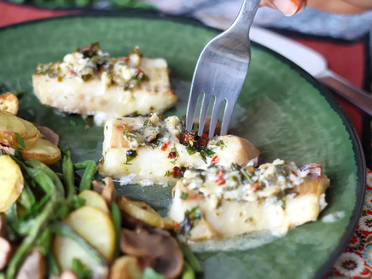 Ikan kolin yang dimasak dengan Air Fryer, disajikan dengan saus anggur putih, kentang, dan sayuran - foto 6