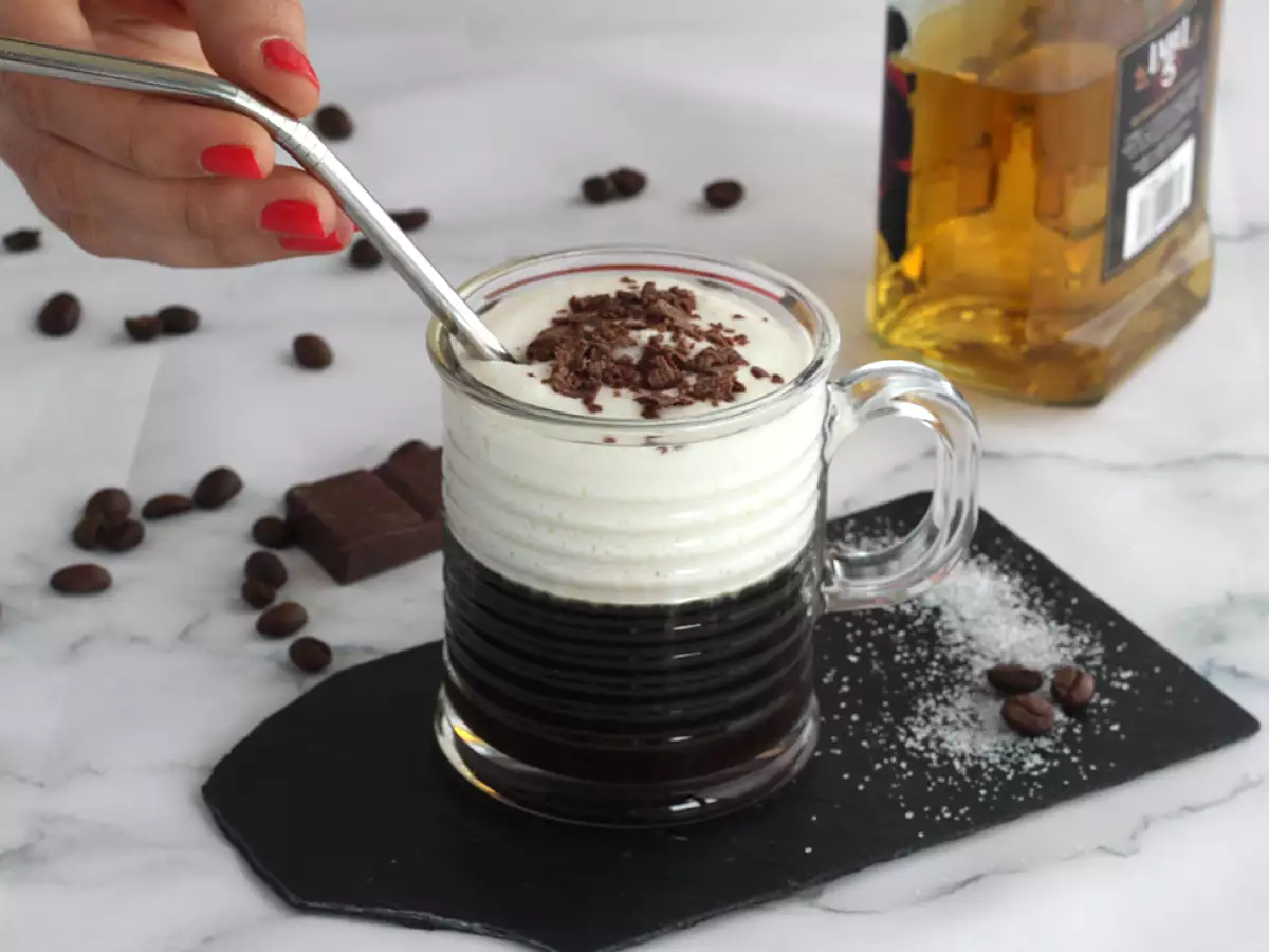 Irish Coffee (Kopi Irlandia dengan Wiski dan Krim Kocok) - foto 3