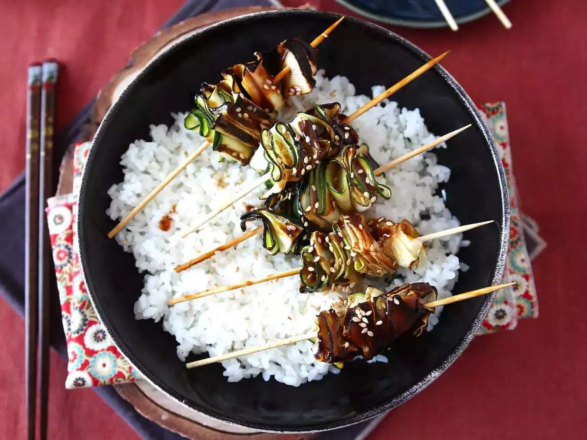 Kebab cukini dengan saus Asia yang lezat dan pedas - foto 2