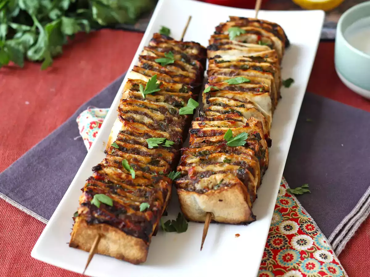 Kebab lavash dengan tortilla, kebab panggang oven yang terkenal mudah! - foto 5