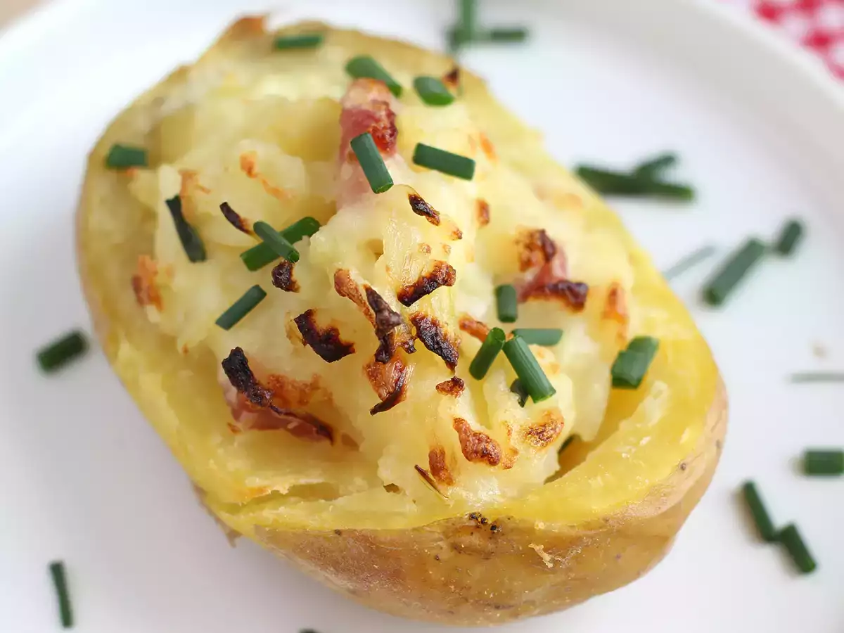 Kentang panggang isi bacon dan keju