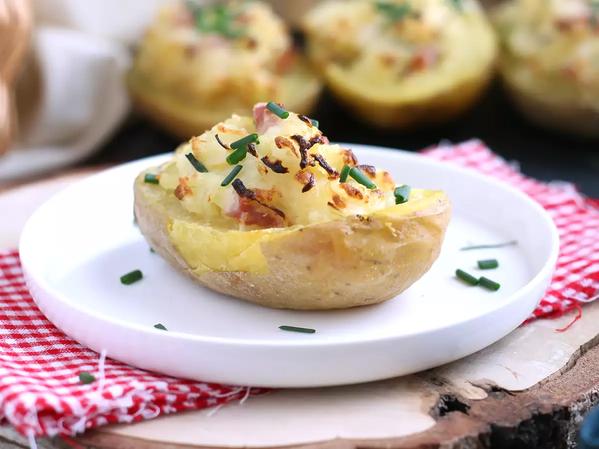 Kentang panggang yang diisi dengan bacon dan keju - foto 3