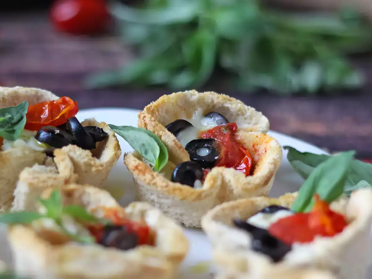 Keranjang roti dengan mozzarella, tomat ceri, dan zaitun hitam - foto 2