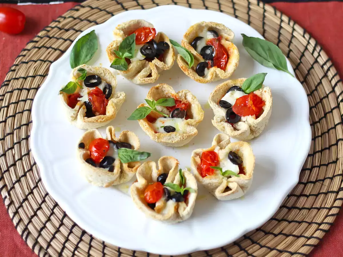 Keranjang roti dengan mozzarella, tomat ceri, dan zaitun hitam - foto 3