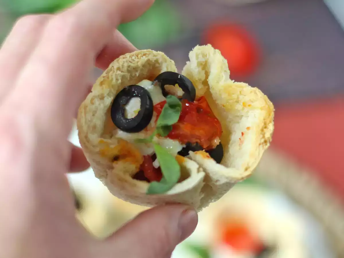 Keranjang roti dengan mozzarella, tomat ceri, dan zaitun hitam - foto 5