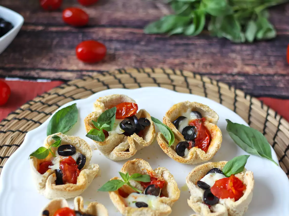 Keranjang roti dengan mozzarella, tomat ceri, dan zaitun hitam - foto 6