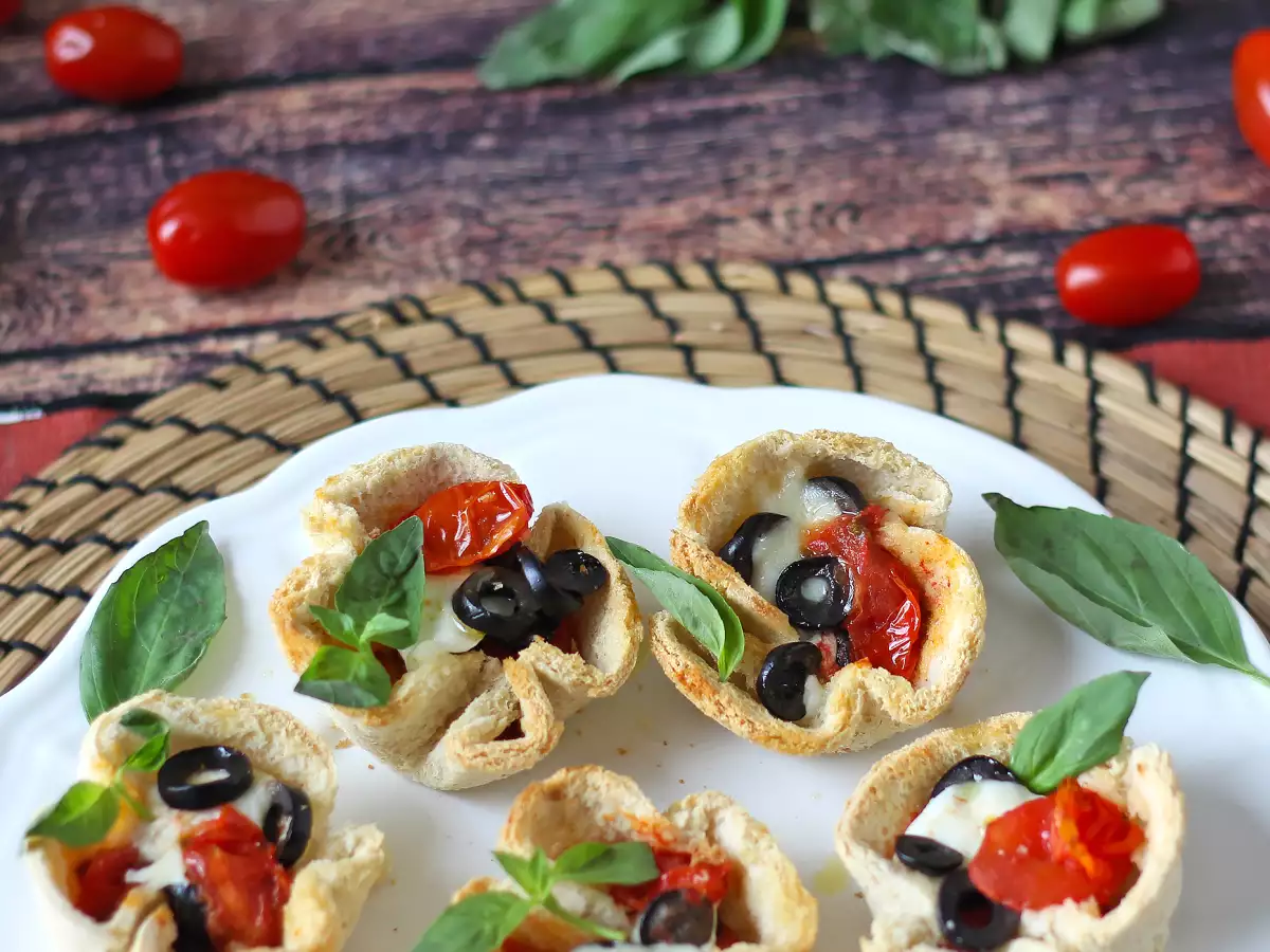 Keranjang Roti Tawar dengan Mozzarella, Tomat Ceri, dan Zaitun Hitam - foto 4