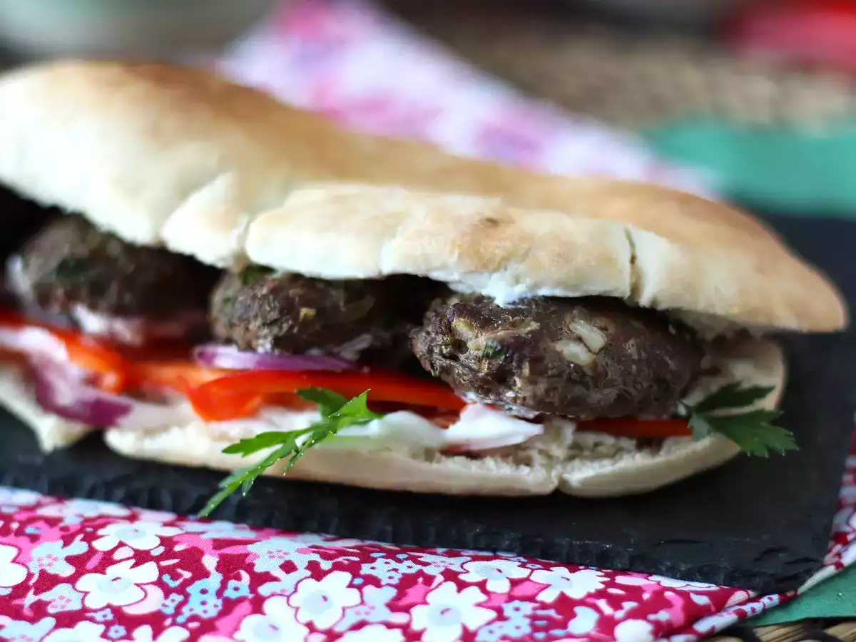 Köfte - bakso Turki dalam roti - foto 2