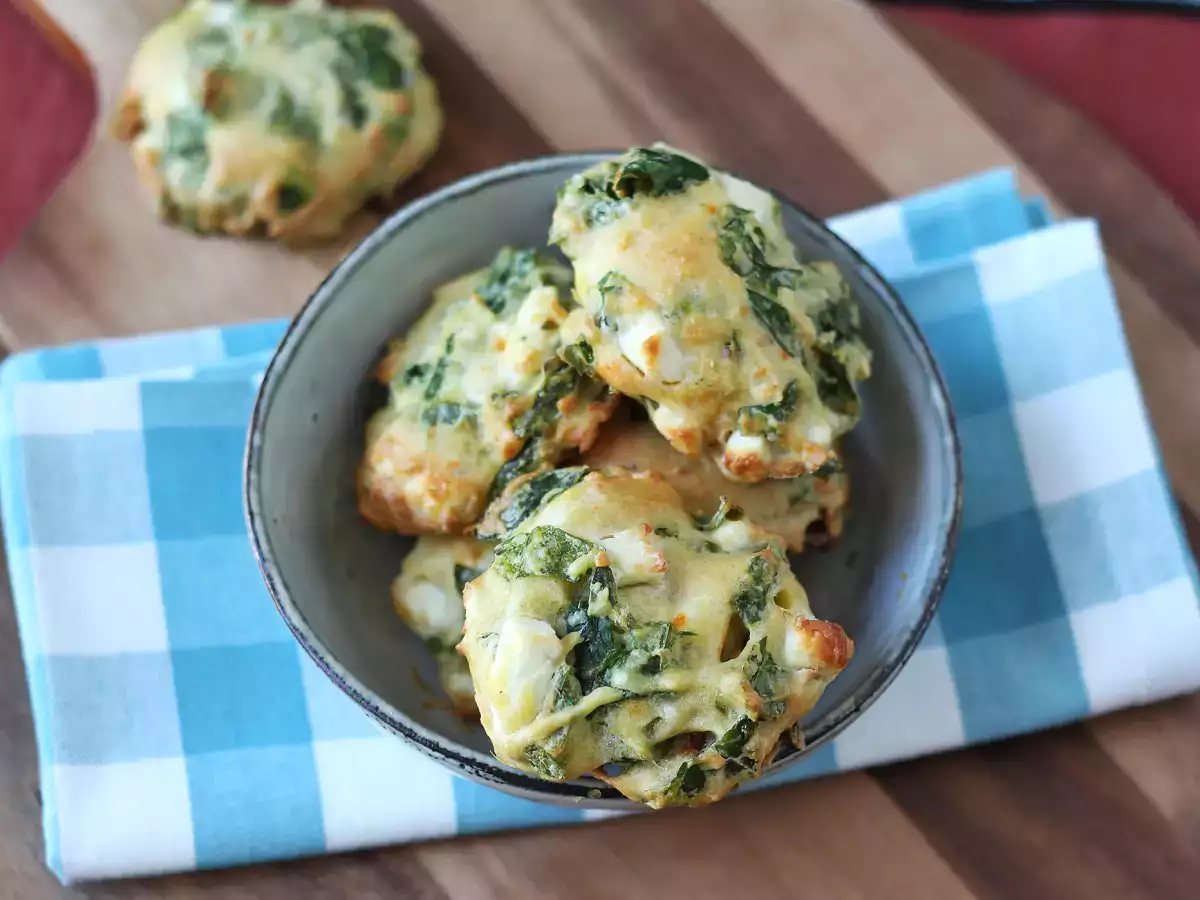 Kue asin dengan keju feta, tomat kering, dan bayam - foto 4
