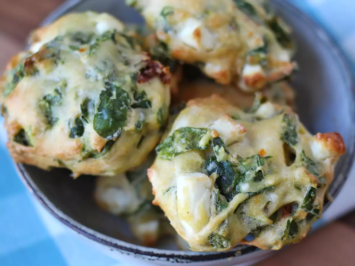 Kue asin dengan keju feta, tomat kering, dan bayam - foto 5