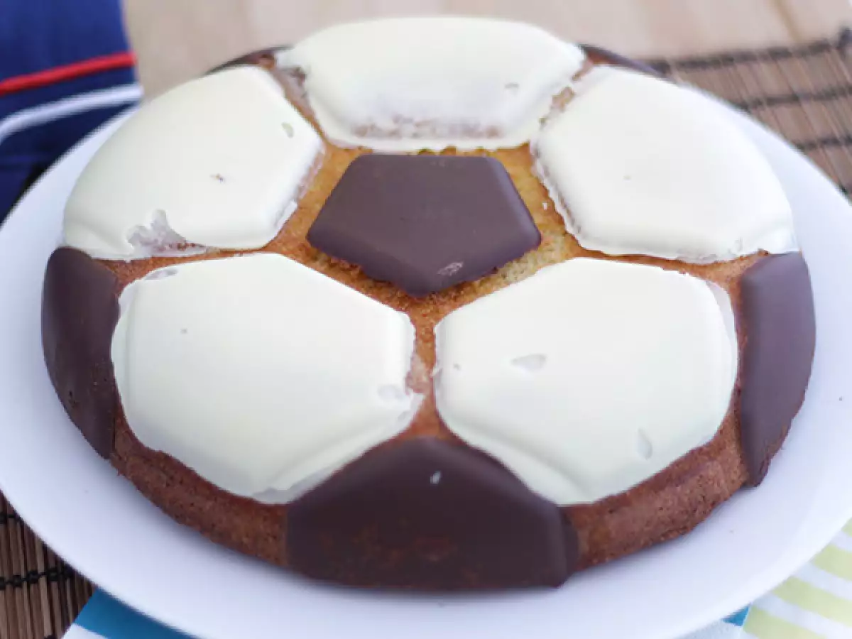 Kue Berbentuk Bola Sepak