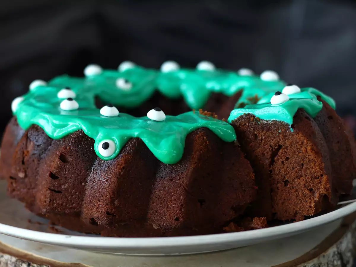 Kue Bundt Halloween dengan lapisan gula yang sangat lezat - foto 3