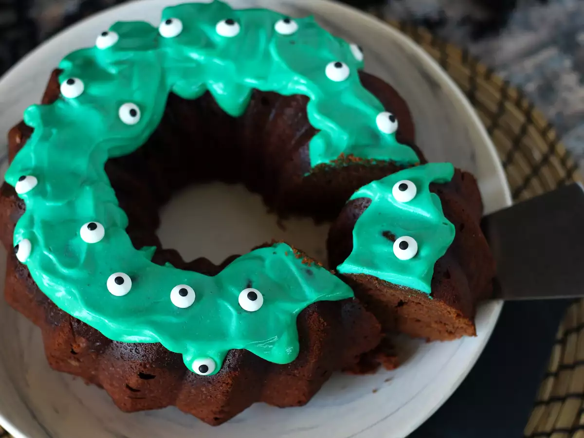 Kue Bundt Halloween dengan lapisan gula yang sangat lezat - foto 5