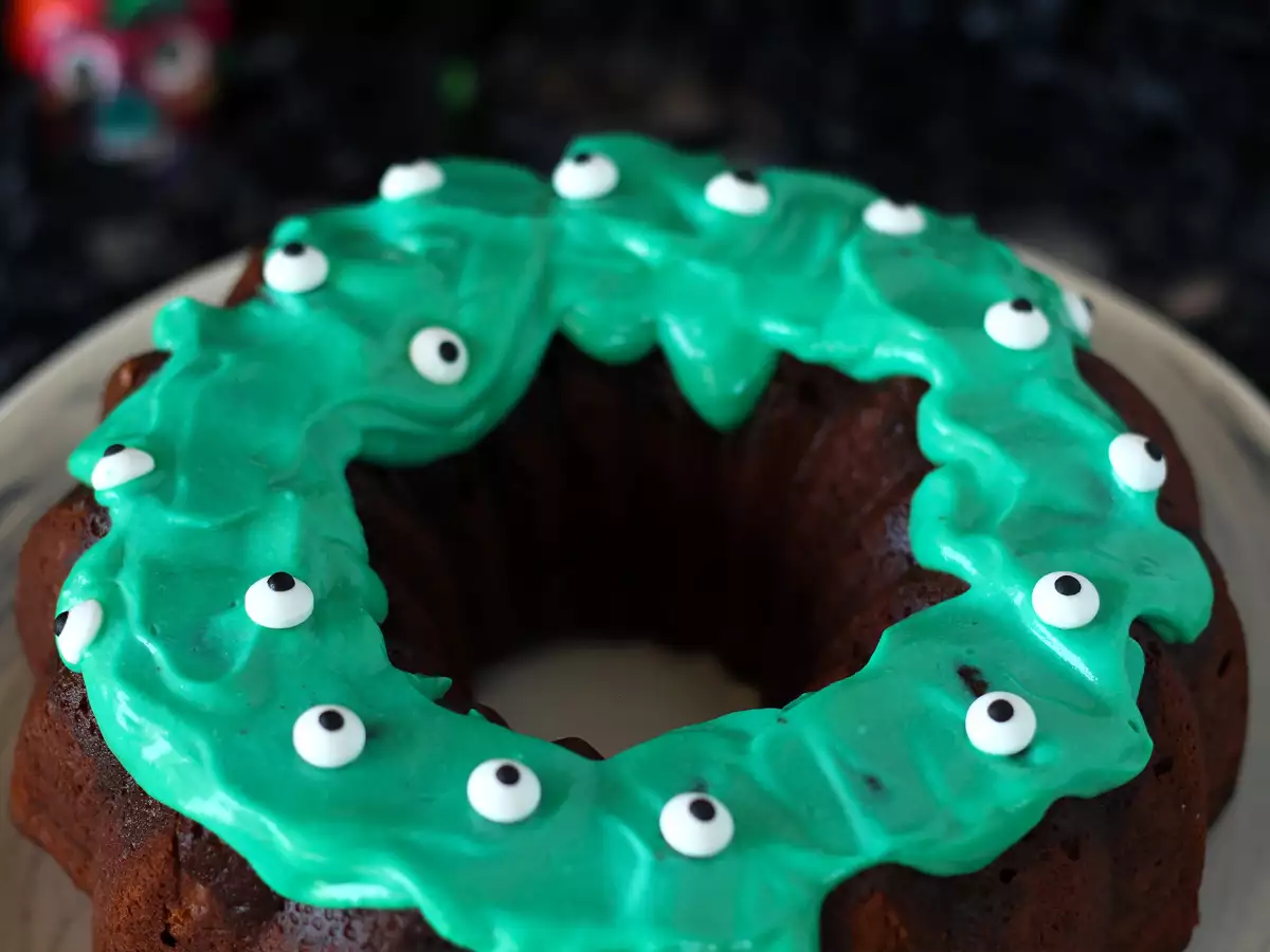Kue Bundt Halloween dengan lapisan gula yang sangat lezat - foto 7