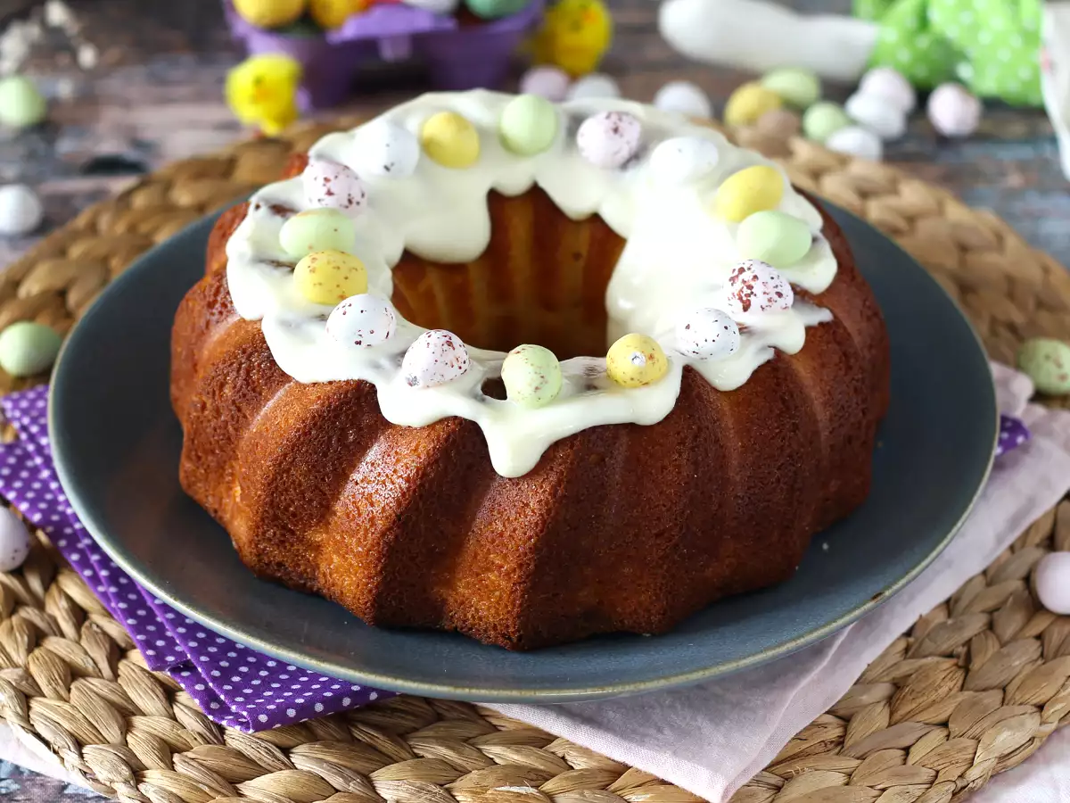 Kue Bundt Paskah dengan lemon dan cokelat putih