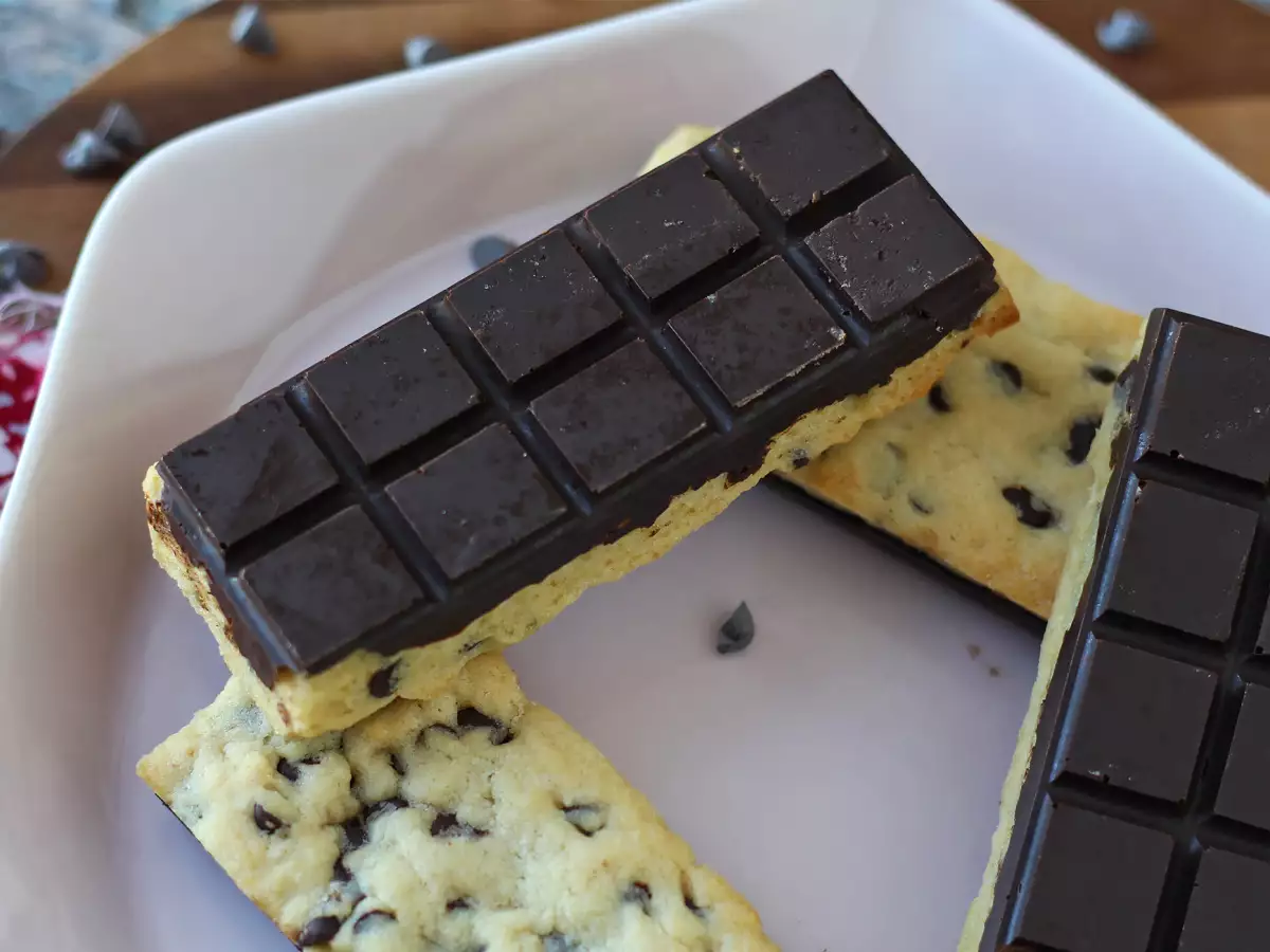 Kue cokelat berbentuk tablet, lembut sekaligus renyah