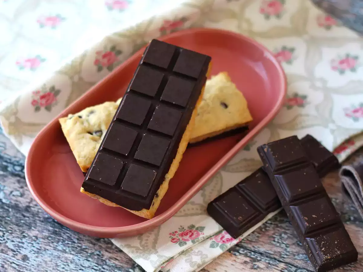 Kue cokelat berbentuk tablet, lembut sekaligus renyah - foto 5