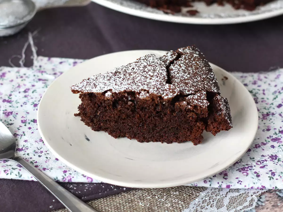 Kue cokelat yang mudah dan lembap - foto 3