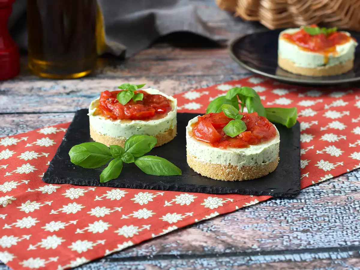 Kue keju gurih satu porsi dengan kemangi dan tomat ceri: ide lezat untuk prasmanan dan minuman beralkohol - foto 4