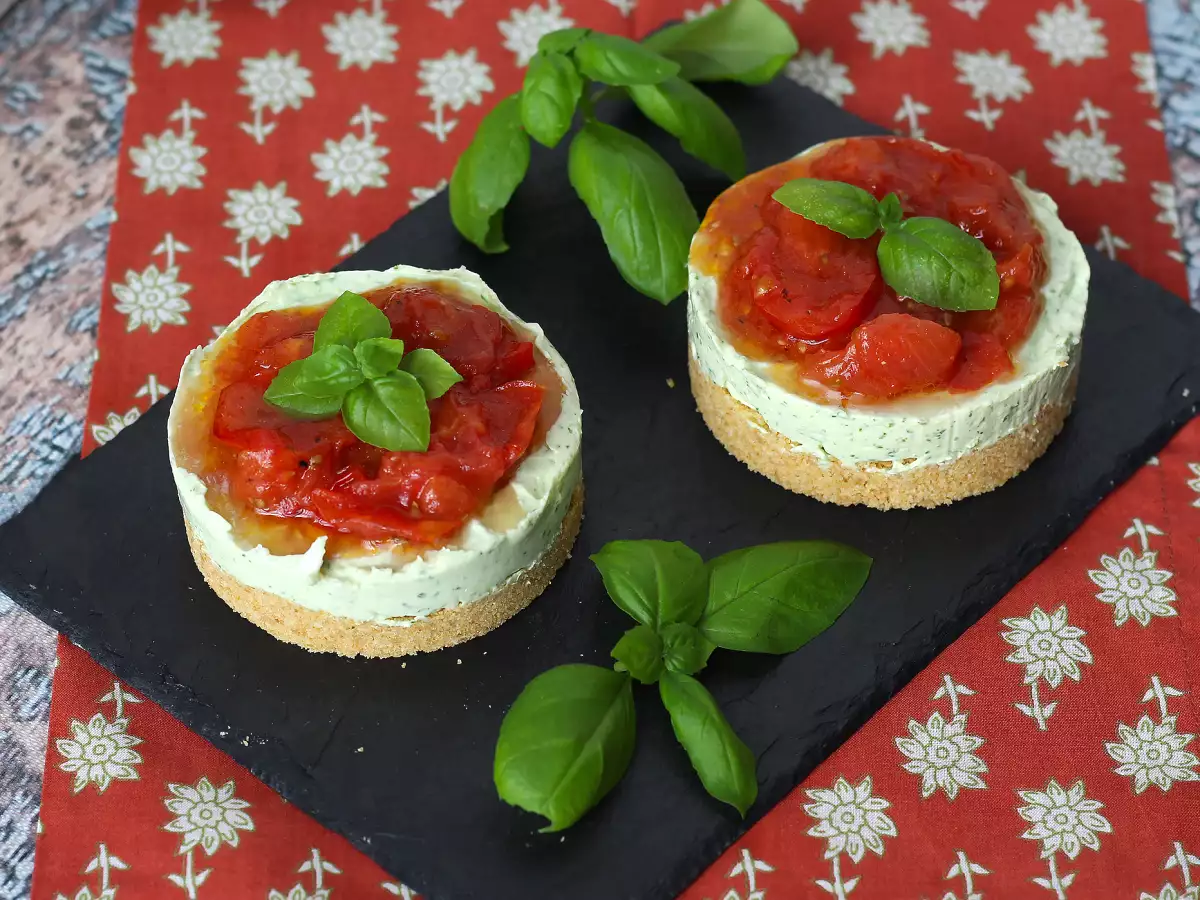 Kue keju gurih satu porsi dengan kemangi dan tomat ceri: ide lezat untuk prasmanan dan minuman beralkohol - foto 5