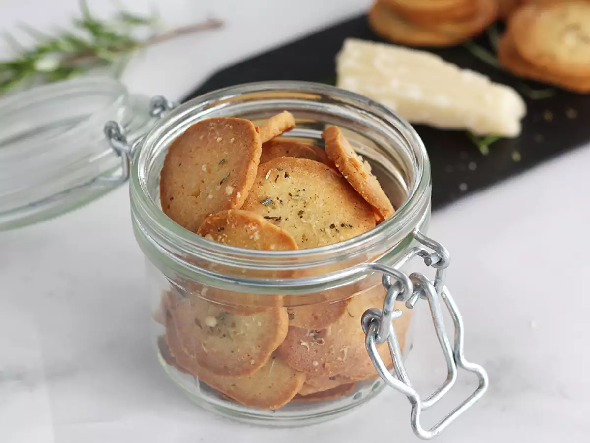 Kue Kering Parmesan dan Herba Aromatik - foto 3