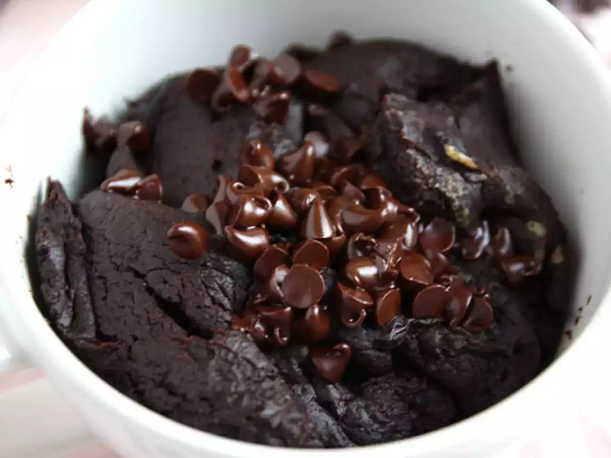 Kue mug cokelat dan selai kacang dalam microwave dalam 1 menit. - foto 7