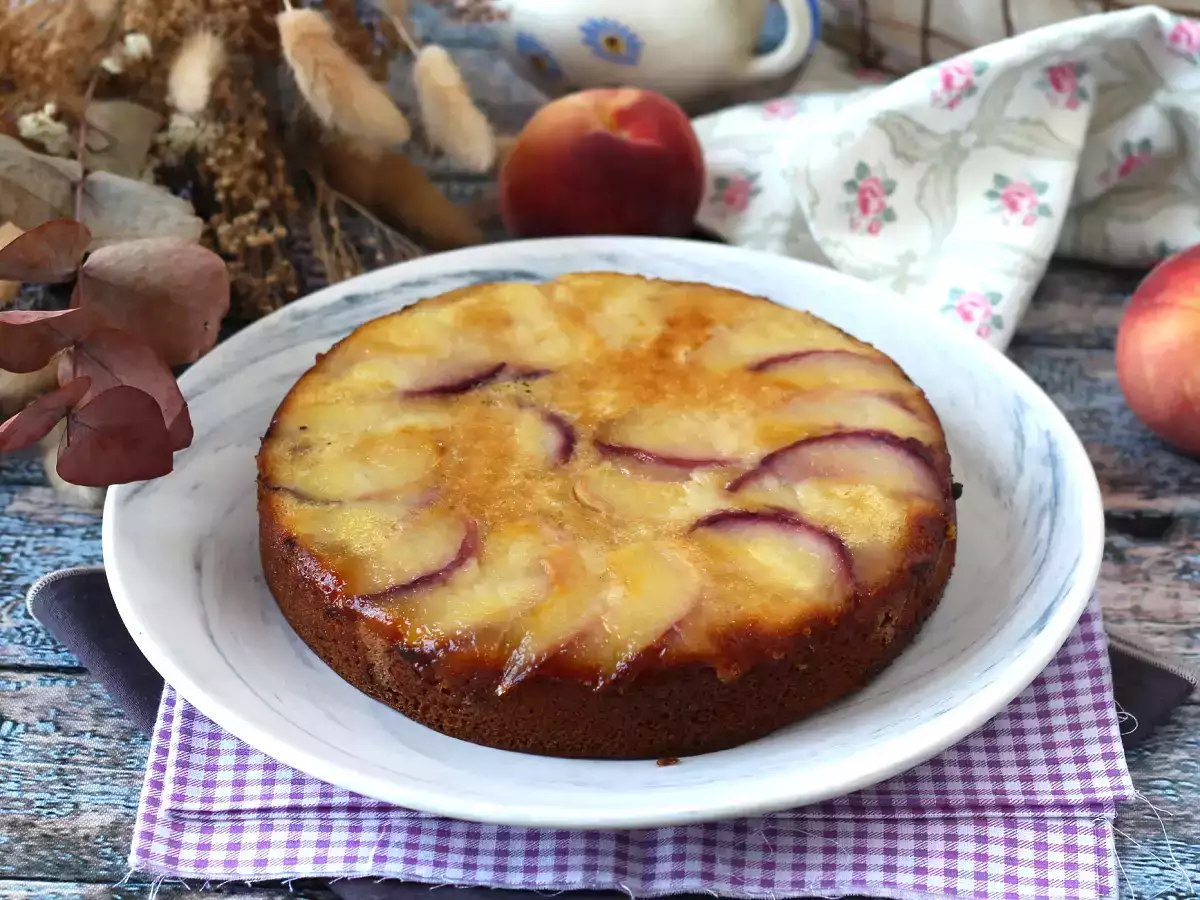 Kue persik terbalik, lembab, meleleh dan karamel - foto 2