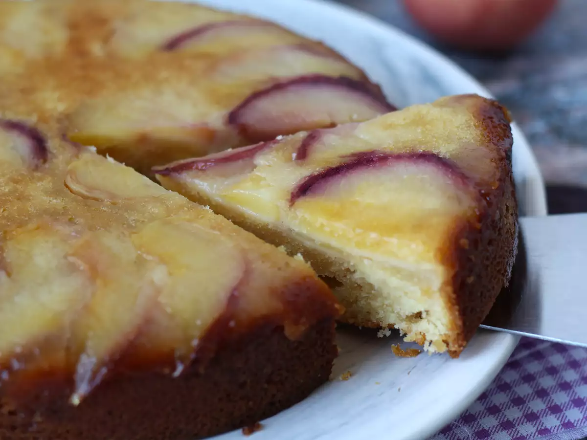 Kue persik terbalik, lembab, meleleh dan karamel - foto 4