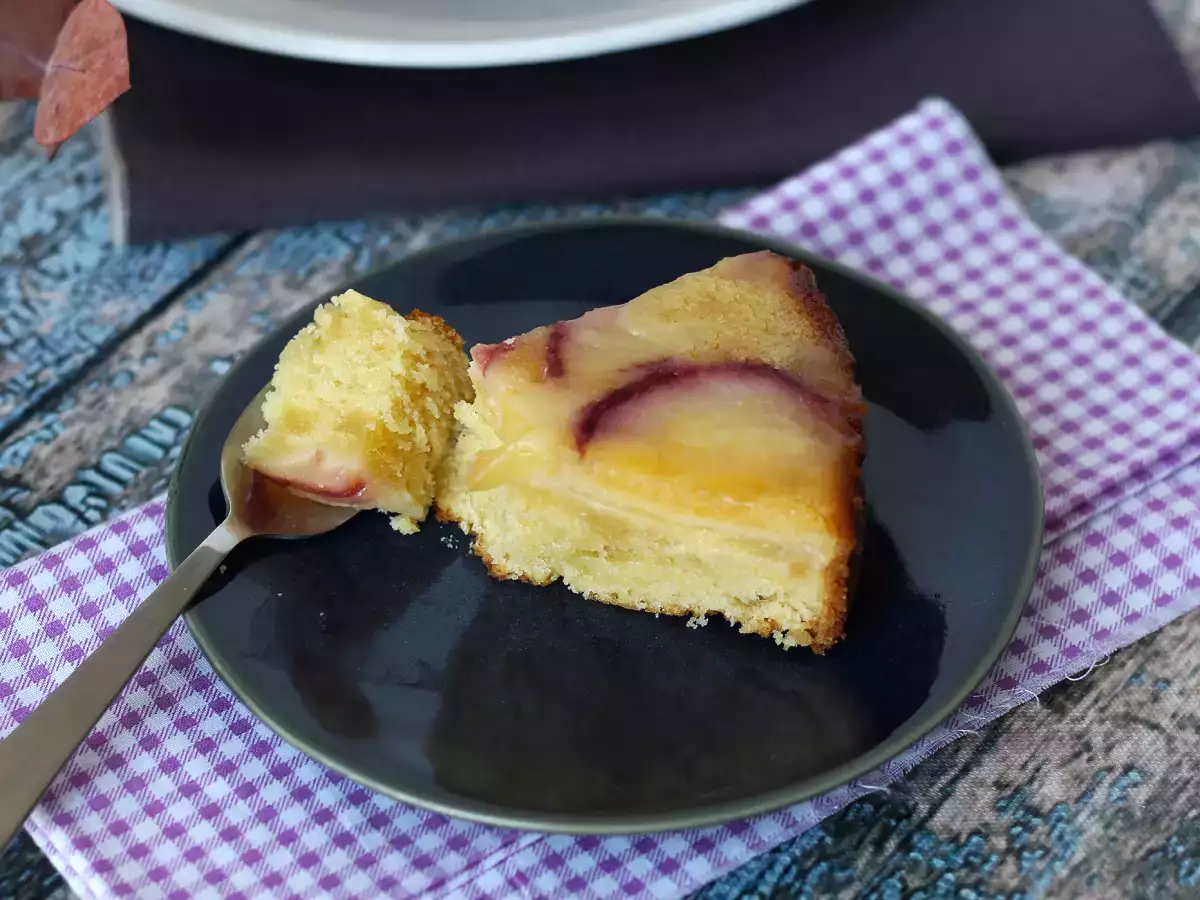 Kue persik terbalik, lembab, meleleh dan karamel - foto 6