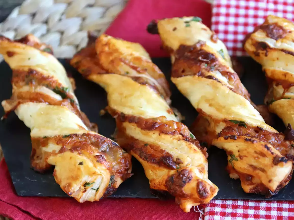 Kue puff pastry dengan lilitan maksimal (tomat, ham, mozzarella, peterseli) - foto 2