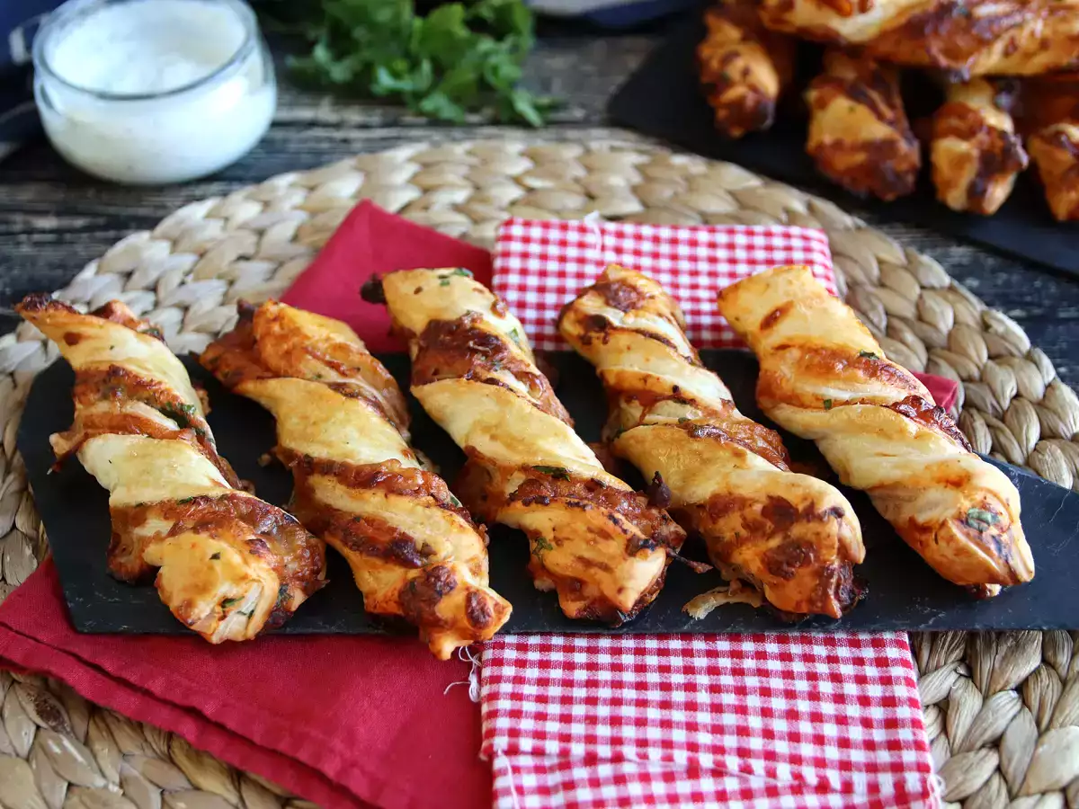 Kue puff pastry dengan lilitan maksimal (tomat, ham, mozzarella, peterseli) - foto 3