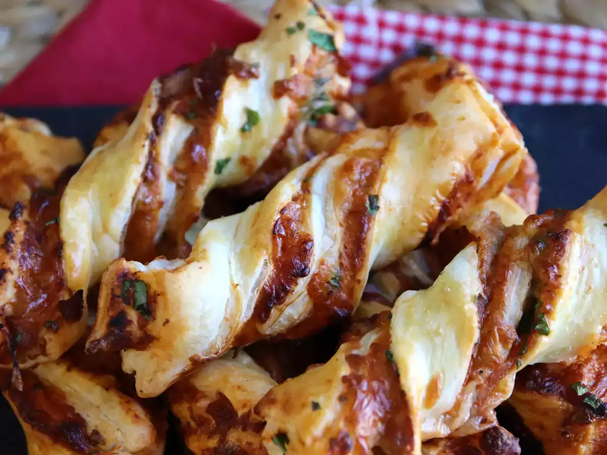 Kue puff pastry dengan lilitan maksimal (tomat, ham, mozzarella, peterseli) - foto 4