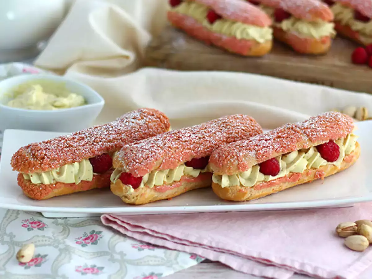 Kue sus dengan krim pistachio dan raspberry - foto 2