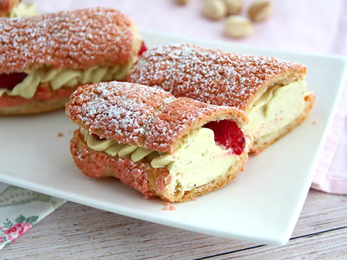 Kue sus dengan krim pistachio dan raspberry - foto 4
