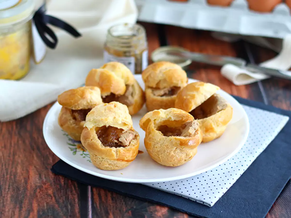 Kue Sus Mini Isi Foie Gras dan Selai Bawang Bombai