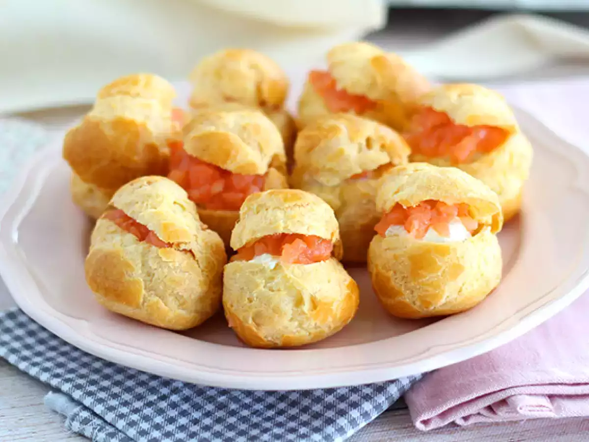 Kue Sus Mini Isi Salmon Asap
