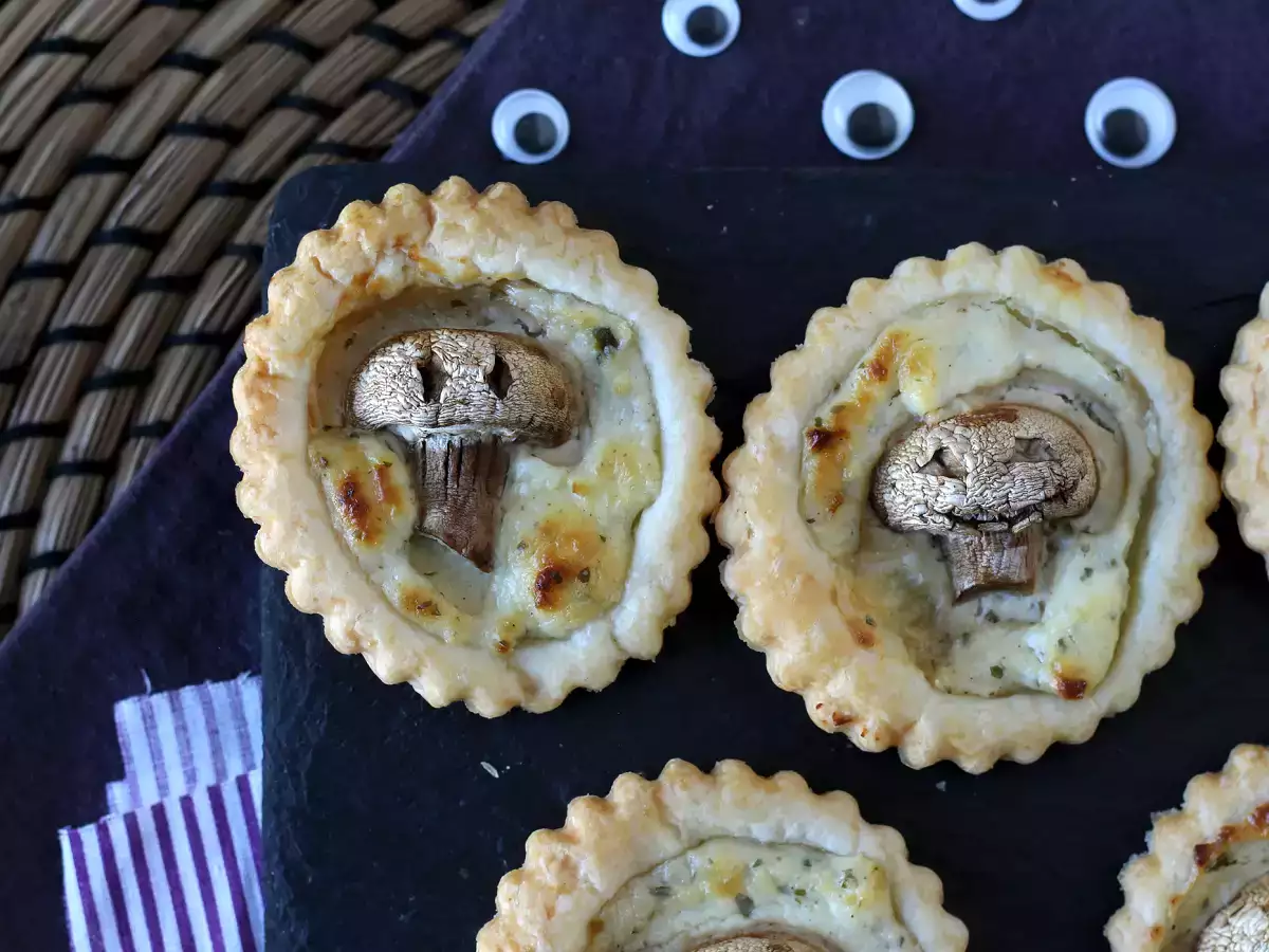 Kue tart Halloween dengan jamur dan bawang putih serta keju herba - foto 2